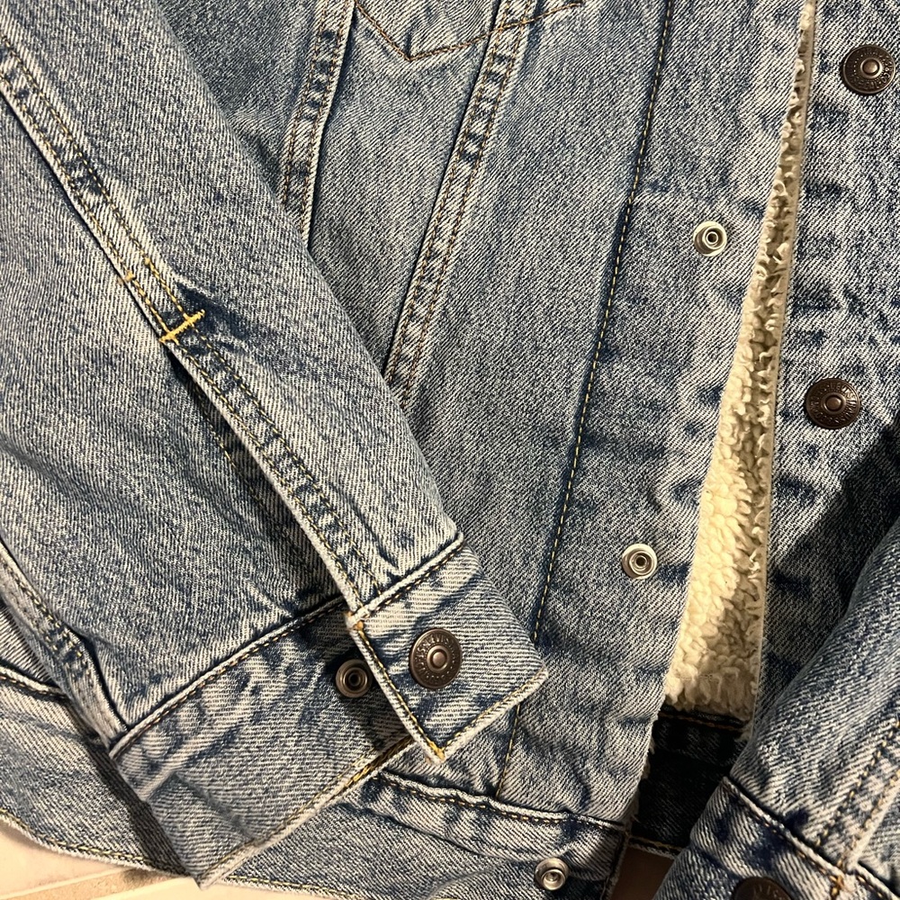 Levi’s Sherpa Trucker Distressed Wash Denim Jacket M - Picture 10 of 16